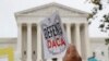 ARCHIVO - Manifestantes en apoyo del programa DACA, se dan cita en el Capitolio de Estados Unidos en Washington, el 15 de junio de 2022.