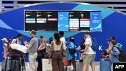 Los pasajeros esperan en el área de facturación del aeropuerto de Gatwick mientras algunos vuelos se cancelan o retrasan, en Horley, al sur de Londres, el 20 de julio de 2024.
