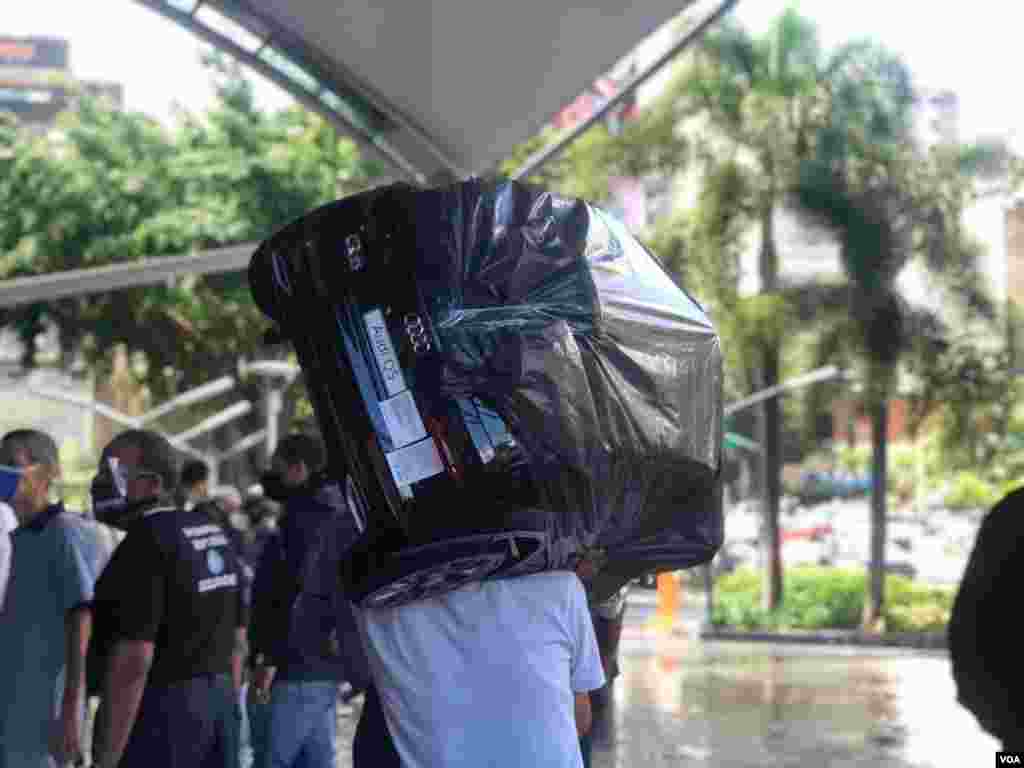 Por lo general, los compradores consultados por VOA expresaron que iban por una compra en espec&#237;fico. Foto: Fabiana Rond&#243;n - VOA.