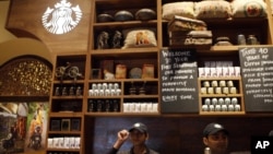 Indian employees of the newly inaugurated first India outlet of Starbucks work at a counter in Mumbai, India, October 19, 2012.