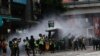 Policías antidisturbios en Hong Kong lanzan chorros de agua a manifestantes el 1 de julio de 2020, en el primer día de una nueva ley de seguridad impuesta por China.