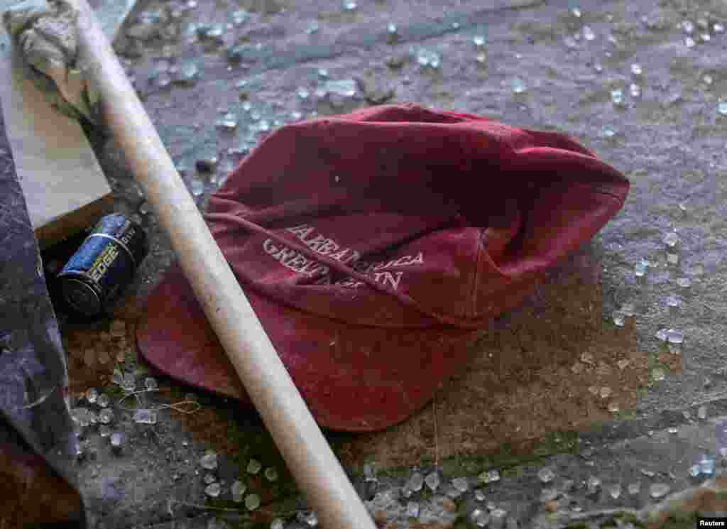 Entre los escombros reposa una gorra con el lema de campa&#241;a del presidente Trump &quot;Hagamos Am&#233;rica grande de nuevo&quot;