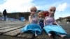 ARCHIVO - Una mujer pasa junto a muñecos que representan a víctimas de la violencia infantil, que fueron colocados durante una protesta en la Plaza Bolívar en Bogotá, Colombia, el lunes 30 de noviembre de 2020. 