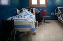Los venezolanos se quejan de que a menudo los hospitales carecen de agua, aire acondicionado, suministros como material de laboratorio e incluso médicos.