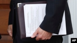Fotografía de los documentos que llevó Kris Kobach a su reunión con el presidente electo Donald Trump.