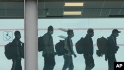 Procedentes de Kabul llegan al aeropuerto Roissy Charles Gaulle, al norte de París, el martes 17 de agosto de 2021, Francia.