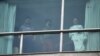 ARCHIVO - Migrantes deportados desde EEUU pueden verse junto a las ventanas de un hotel donde son albergados en Ciudad Panamá, el 18 de febrero de 2025.