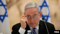Le Premier ministre israélien Benjamin Netanyahu assiste à la première réunion du Cabinet du nouveau gouvernement au Chagall Hall de la Knesset, au Parlement israélien à Jérusalem, Israël, dimanche 24 mai 2020 (Crédit: Abir Sultan / Pool Photo via AP)