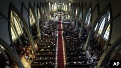La Iglesia Católica oficia una misa de reconciliación, que busca reunir a todos los sectores de la comunidad después del escándalo de abuso sexual de la Iglesia, en la catedral de San Mateo de Osorno, Chile. Foto de archivo.