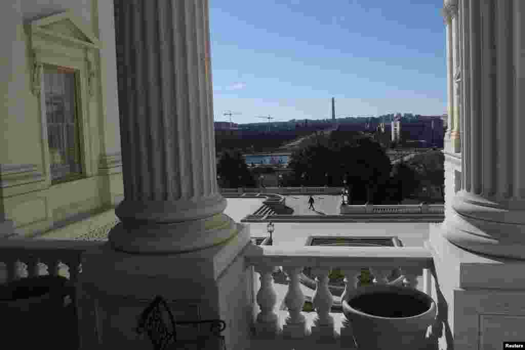 Un oficial de polic&#237;a del Capitolio de EE. UU. camina por el lado oeste del edificio del Capitolio estadounidense en medio de una mayor seguridad luego del asalto al edificio el 6 de enero en Washington, EE. UU., el 3 de marzo de 2021.