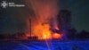 Se ven edificios en llamas en el lugar después de un ataque con aviones no tripulados rusos en la región de Chernihiv, Ucrania, el 13 de diciembre de 2024.