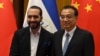 El presidente de El Salvador, Nayib Bukele, posa junto al Primer Ministro chino Li Keqianp, en el Gran Salón del Pueblo, en Pekín, el pasado 3 de diciembre al anunciarse un paquete de cooperación de China.