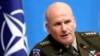 El general Christopher Cavoli, comandante del Comando Europeo de EEUU, habla con a los medios de comunicación en Bruselas, el 18 de enero de 2024. Cavoli dijo al Congreso de EEUU que Ucrania será superada en armas por Rusia en cuestión de semanas si no aprueba ayudas pronto.