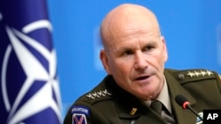 El general Christopher Cavoli, comandante del Comando Europeo de EEUU, habla con a los medios de comunicación en Bruselas, el 18 de enero de 2024. Cavoli dijo al Congreso de EEUU que Ucrania será superada en armas por Rusia en cuestión de semanas si no aprueba ayudas pronto.