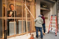 Comerciantes protegen sus negocios en la ciudad de Nueva York ante posibles hechos de violencia electoral el 2 de noviembre de 2020.