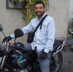 Javier Ayala, un abogado de 50 años que por la pandemia tuvo que buscar otras fuentes de ingresos, y la encontró en el delivery. Caracas, Venezuela. Foto: Cortesía.