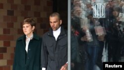 El futbolista brasileño Dani Alves sale de la prisión Brians 2 junto con su abogada Ines Guardiola, mientras apela su condena por violación, el 25 de marzo de 2024 