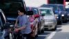 Un cliente bombea gasolina en Costco, mientras otros esperan en la fila, en Charlotte, Carolina del Norte, el 11 de mayo de 2021.