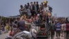 Palestinos que huyen de la ciudad de Rafah, en el sur de Gaza, durante una ofensiva terrestre y aérea israelí en la ciudad el martes 28 de mayo de 2024.