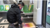 Grafiteros pintan señalización de bioseguridad en el metro de Medellín