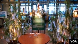 Dos árboles de los deseos fueron instalados en el hall central de la embajada con mensajes de apoyo, plegarias y deseos para el pueblo estadounidense.