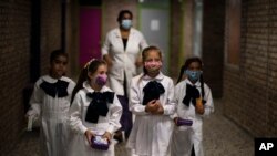 Los estudiantes salen del aula para tomar un descanso en su primer día de regreso a clases presenciales en medio de la pandemia de COVID-19 en una escuela pública en Montevideo, Uruguay, el lunes 1 de marzo de 2021.