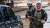 Combatientes cristianos asirios vigilan en un retén en el pueblo de Tel Tamr, Siria. 