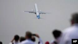 Un Boeing 737 Max despega en la feria Farnborough Air Show en Farnborough, Inglaterra, el lunes 18 de julio de 2022.