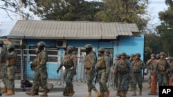 Soldados salen de la penitenciaría del Litoral tras tomar el control de la misma luego de un motín, el domingo 23 de julio de 2023, en Guayaquil, Ecuador.