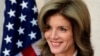 រូបឯកសារ៖ លោកស្រី Caroline Kennedy ញញឹមពេល​ថ្លែង​សុន្ទរកថាពេល​លោកស្រីទៅដល់​អាកាសយានដ្ឋានអន្តរជាតិ​ Narita ភាគខាង​កើត​ទីក្រុង​តូក្យូ ប្រទេស​ជប៉ុន កាលពី​ថ្ងៃទី១៥ ខែ​វិច្ឆិកា ឆ្នាំ២០១៣។ (រូបភាព AP)