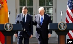 El presidente Donald Trump habló sobre la ayuda a Puerto Rico y las Islas Vírgenes estadounidenses durante una conferencia de prensa conjunta con el primer ministro de España, Mariano Rajoy, en el Jardín de las Rosas de la Casa Blanca. Sept. 26, 2017.