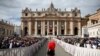 Seorang Garda Swiss bersiaga ketika Paus Fransiskus memimpin misa di Lapangan Santo Petrus di Vatikan, 20 Oktober 2024. (Foto: Guglielmo Mangiapane/Reuters)