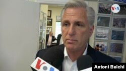 El líder republicano de la Cámara de Representantes, Kevin McCarthy, habla sobre Cuba, Venezuela y Nicaragua, el 5 de agosto de 2021. [Foto VOA/Antoni Belchi].