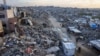 Palestinos caminan entre los escombros de edificios en Beit Lahia, en el norte de la Franja de Gaza, el 4 de marzo de 2025.