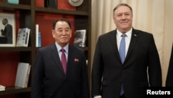 El secretario de Estado, Mike Pompeo, posa junto al vicepresidente del Comité del Partido de los Trabajadores de Corea del Norte, Kim Yong Chol, durante las conversaciones del viernes 18 de enero de 2019.