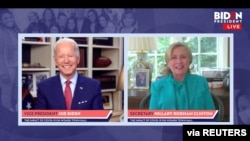 El candidato presidencial demócrata Joe Biden sonríe mientras la ex secretaria de Estado Hillary Clinton anuncia que respalda su candidatura para presidente, durante un evento por internet. Wilmington, Delaware, abril 28 de 2020. (Cortesía de campaña Biden For President)