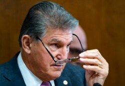 El senador Joe Manchin, demócrata por West Virginia, preside una audiencia de la Comisión Senatorial de Energía y Recursos Naturales, en el Capitolio en Washington, el 19 de octubre de 2021.