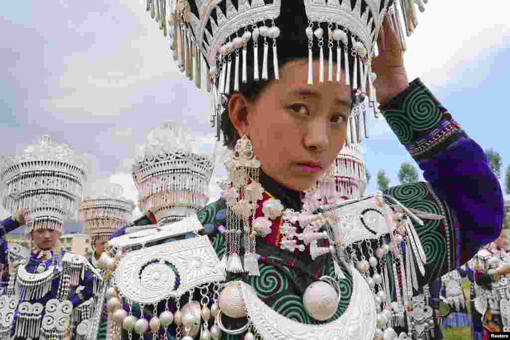 នារី​ជនជាតិ​ភាគតិច​ Yi រង់ចាំ​ចូល​រួម​ក្នុង​ការសម្តែង​ប្រពៃណី​ដើម្បី​អបអរទិវា​ Torch ក្នុង​តំបន់ Butuo County ខេត្ត Sichuan ប្រទេស​ចិន។