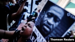 Las protestas por la muerte de George Floyd a manos de la policía desembocaron en enfrentamientos y horas después en saqueos de negocios privados en Minneapolis, estado de Minnesota.