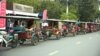 រូបឯកសារ៖ រ៉ឺម៉ក​កង់​បី​កំពុង​រង់​ចាំ​ដឹក​ភ្ញៀវជាតិ​និង​អន្តរជាតិ​ នៅ​រាជធានី​ភ្នំពេញ​កាល​ពី​ថ្ងៃទី​០៦ ខែ​តុលា ឆ្នាំ ២០១៨។ (ទុំ ម្លិះ/VOA)