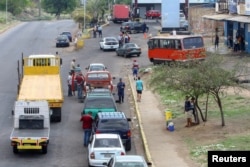 En Ciudad Guayana, Venezuela, conductores esperan para comprar combustible en una estación de gasolina de la petrolera estatal Pdvsa, el 17 de mayo de 2019.