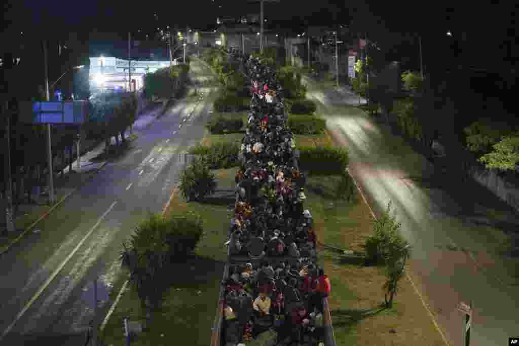 Un tren de carga que parece interminable lleva migrantes en su viaje en dirección norte, en Irapuato, México, el sábado 23 de septiembre de 2023. [Foto: Marco Ugarte]