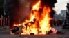 Sebuah kendaraan terbakar di tengah demonstrasi menentang pembunuhan baru-baru ini di Imphal Barat, Manipur, India timur laut, 16 November 2024. (Foto: Reuters)