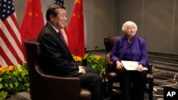 Ministrica finansija Janet Yellen sjedi pored kineskog zamjenika premijera Hea Lifenga u San Franciscu, 10. novembar 2023.