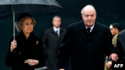 En esta imagen captada en mayo del 2019, el Rey Emérito de España, Juan Carlos, llega junto a la reina Sofía al funeral del Gran Duque de Luxemburgo Jean d'Aviano. 