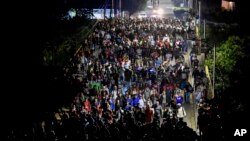 Migrantes caminan por Tapachula, estado de Chiapas, México, el jueves 2 de enero de 2025, en un intento de llegar a la frontera con Estados Unidos. 