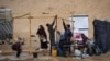Palestinos empacan sus pertenencias mientras se preparan para huir de Rafah, en el sur de la Franja de Gaza, el 13 de mayo de 2024, en medio del conflicto en curso entre Israel y el grupo militante Hamás.