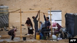 Palestinos empacan sus pertenencias mientras se preparan para huir de Rafah, en el sur de la Franja de Gaza, el 13 de mayo de 2024, en medio del conflicto en curso entre Israel y el grupo militante Hamás.