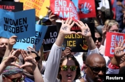 Cientos de mujeres y activistas de inmigración protestan contra las políticas de inmigración de la administración Trump y contra la detención de familias migrantes en la frontera con México. Junio 28 de 2018.