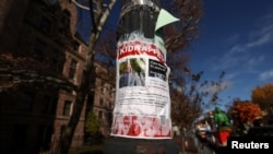 Un cartel en las calles de Nueva York, Estados Unidos, visto el 22 de noviembre de 2023, reclama la liberación de los rehenes "secuestrados" por Hamás en territorio israelí a comienzos de octubre.